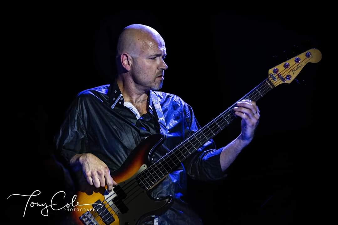 Hasznos Ákos - basszusgitár, gitár